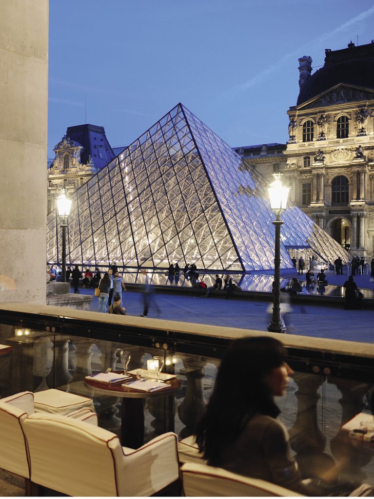 Evening diner facing the Louvre Pyramid