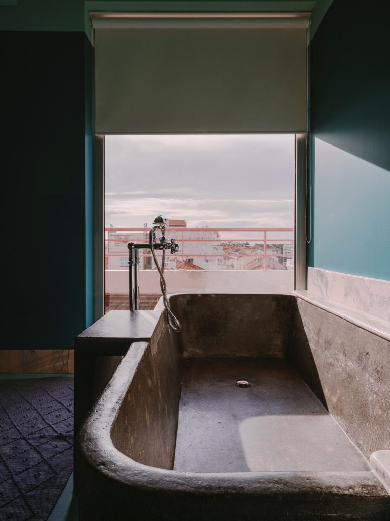 Bathtub with a view on Nice landcape city