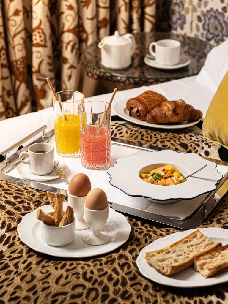 Breakfast room service bed fresh juice and viennoiseries