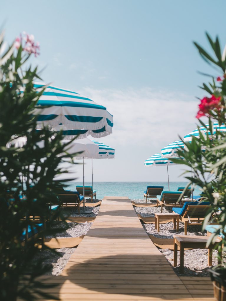 Terrasse and table on the beach facing the sea