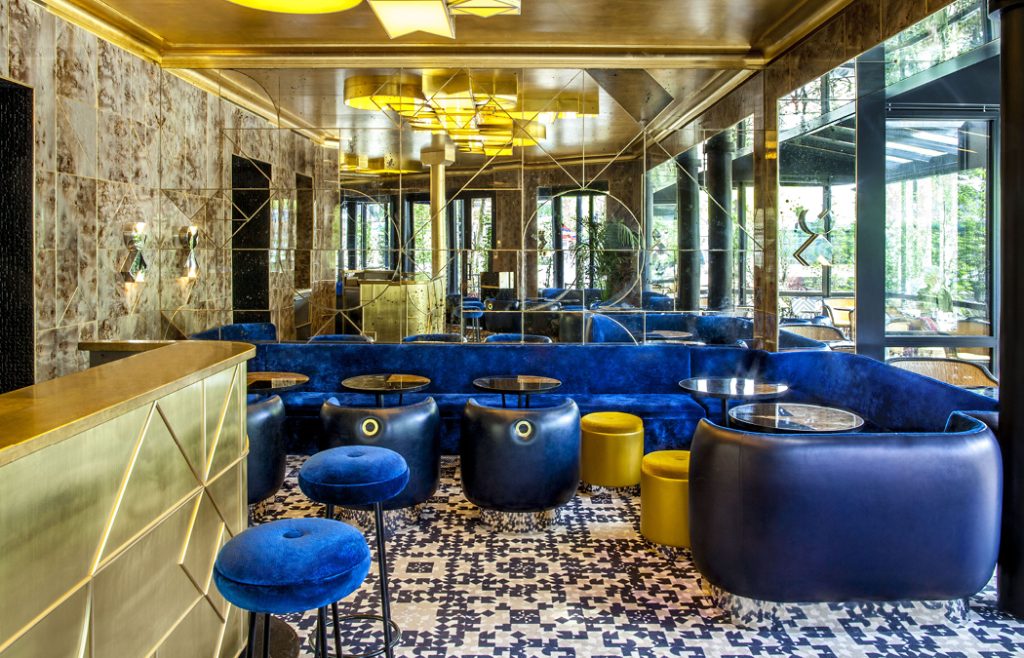 Blue salon confortable and cosy room bar