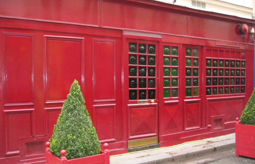 Extérieur porte rouge restaurant Castel