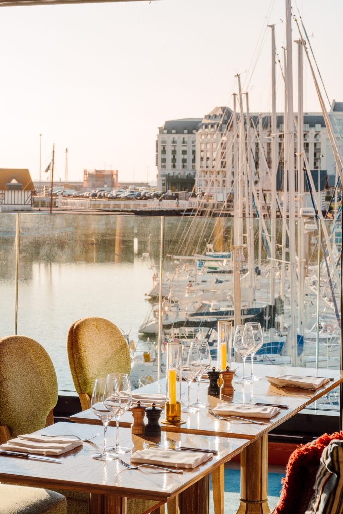 Image du restaurant le Deauville donnant vue sur la mer et sur le port de plaisance.